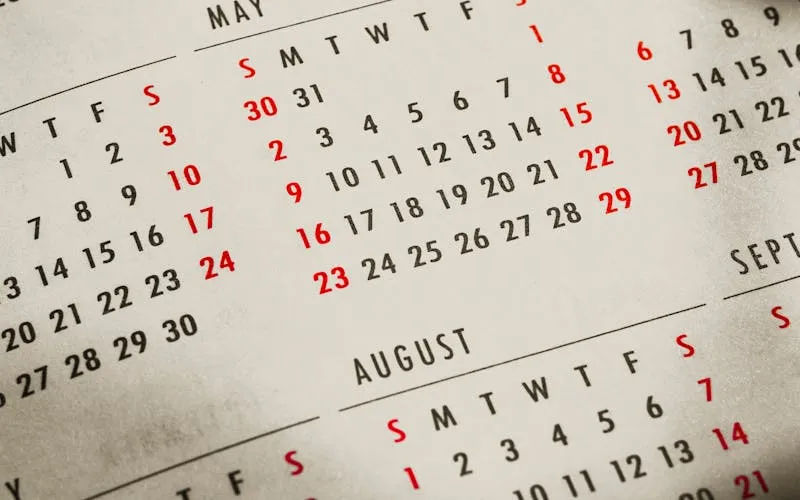 Calendrier éclairé par la lumière du jour pour la gestion des horaires en pharmacie