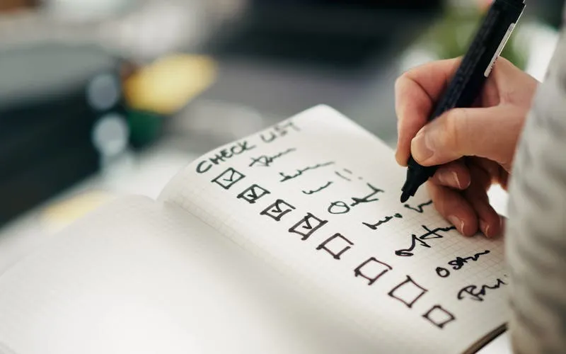 Titulaire de pharmacie preparant la checklist de rentree avec planning et objectifs