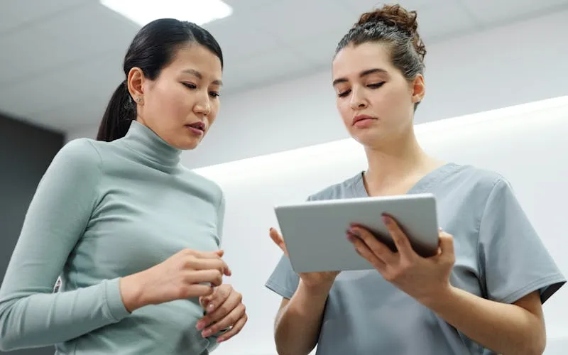 Formation professionnelle en pharmacie avec consultation sur tablette numérique