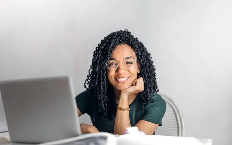 Pharmacienne souriante utilisant des outils numériques pour digitaliser son officine