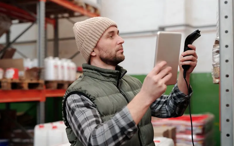 Professionnel réalisant l'inventaire des stocks dans une pharmacie d'officine