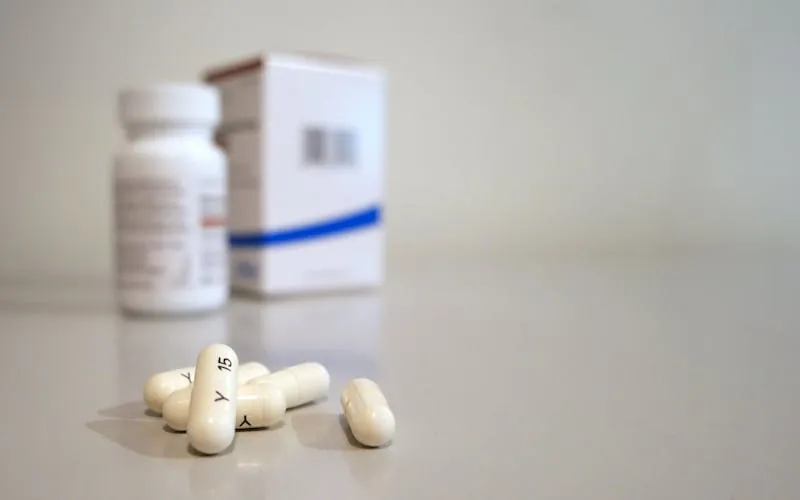 Comprimés et boîte de médicaments génériques illustrant les marges en pharmacie