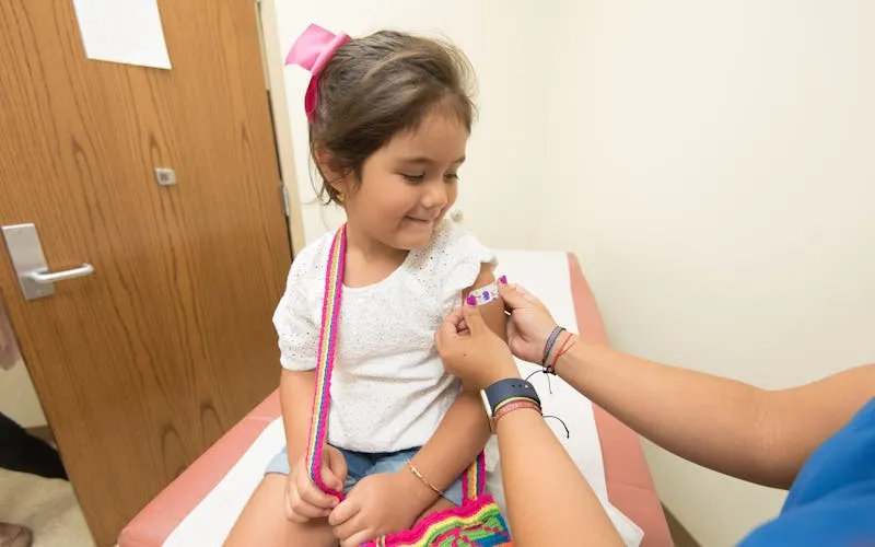 Pharmacien réalisant une vaccination en officine dans le cadre des nouvelles missions