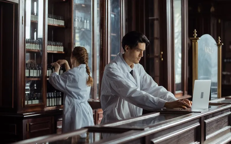 Comptoir de pharmacie d'officine avec les affichages obligatoires réglementaires