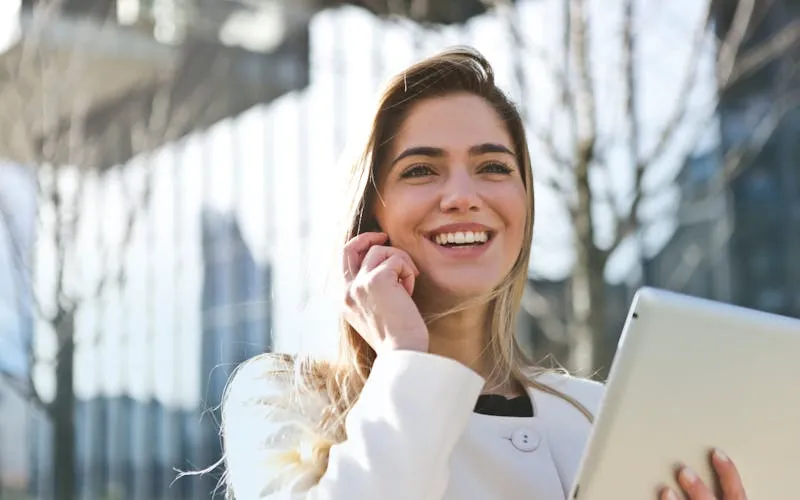 Professionnelle utilisant une tablette pour le pointage en pharmacie d'officine