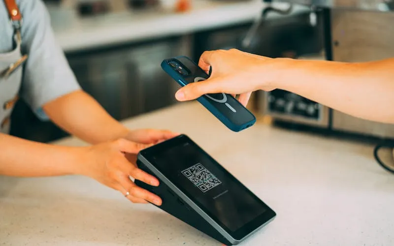 Scan d'un QR code sur smartphone pour synchroniser le planning de pharmacie