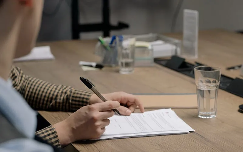 Documents juridiques signés représentant les erreurs RH coûteuses en pharmacie d'officine