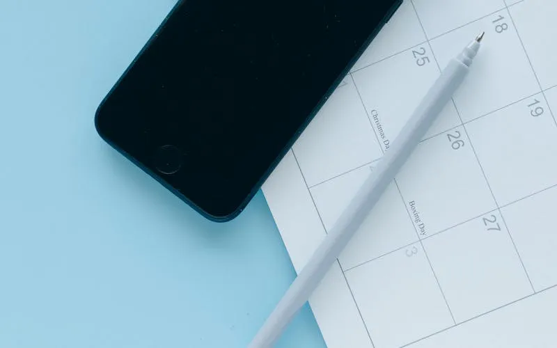 Smartphone affichant le planning de pharmacie synchronisé avec le calendrier mobile