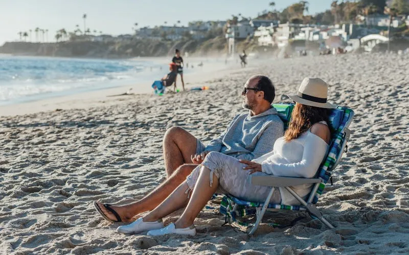 Vacances ensoleillées à la plage représentant les congés payés des salariés de pharmacie