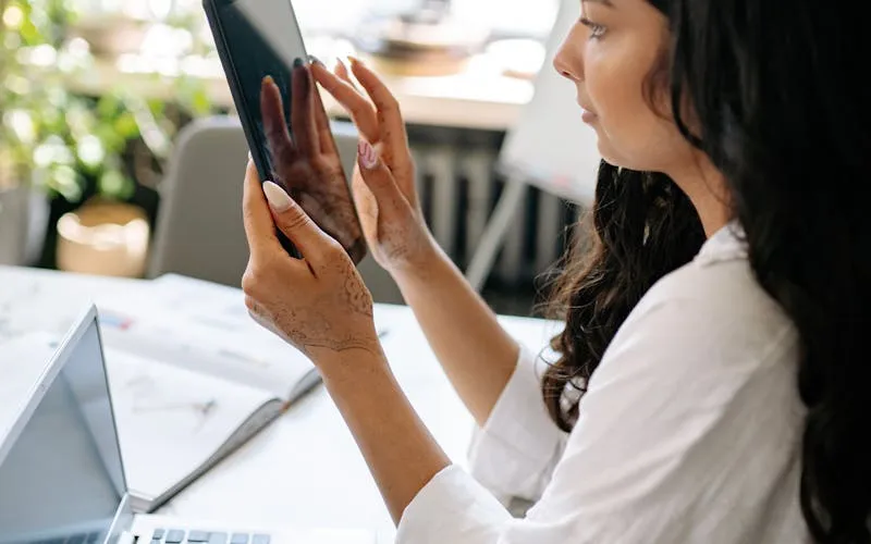 Comparaison entre tablette et ordinateur portable illustrant la migration d'Excel vers un logiciel de planning pharmacie